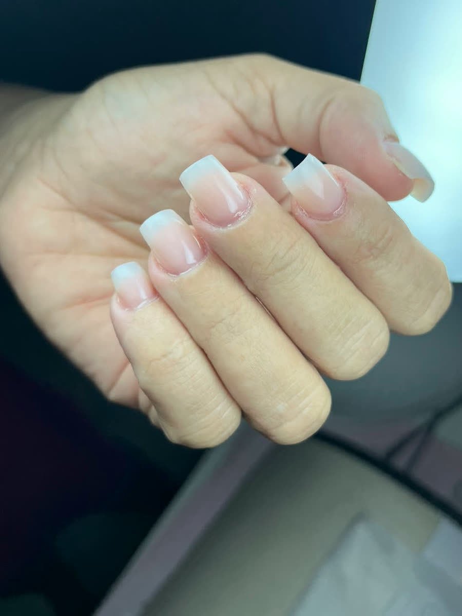 Unhas quadradas em baby boomer, degradê do nude para o branco