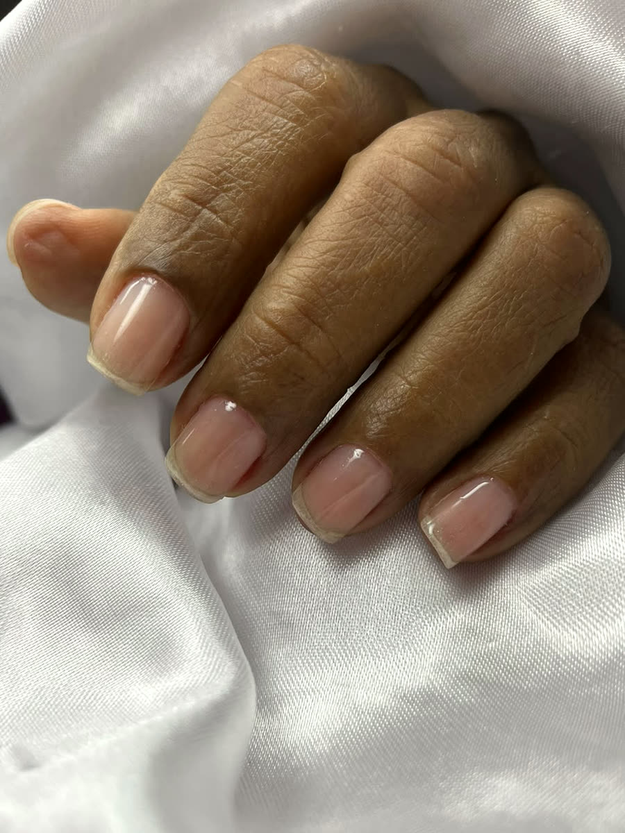 Unhas curtas com blindagem natural, brilho discreto