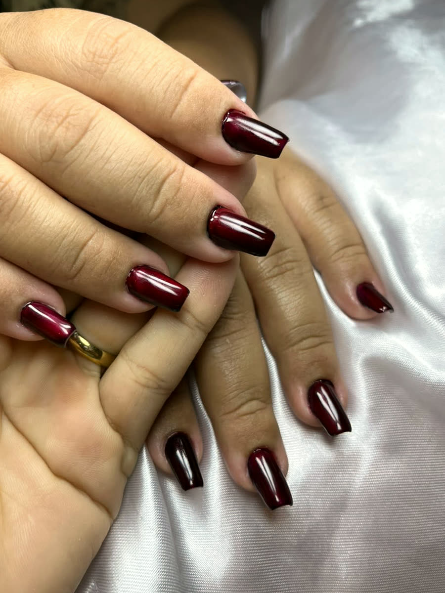 Unhas quadradas cor bordô brilhante