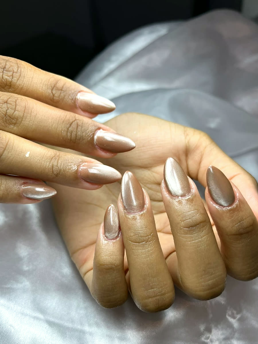Unhas amendoadas nude com efeito metálico suave