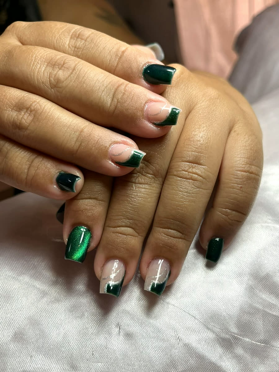 Unhas com esmaltação magnética verde-esmeralda, com reflexo que muda com a luz