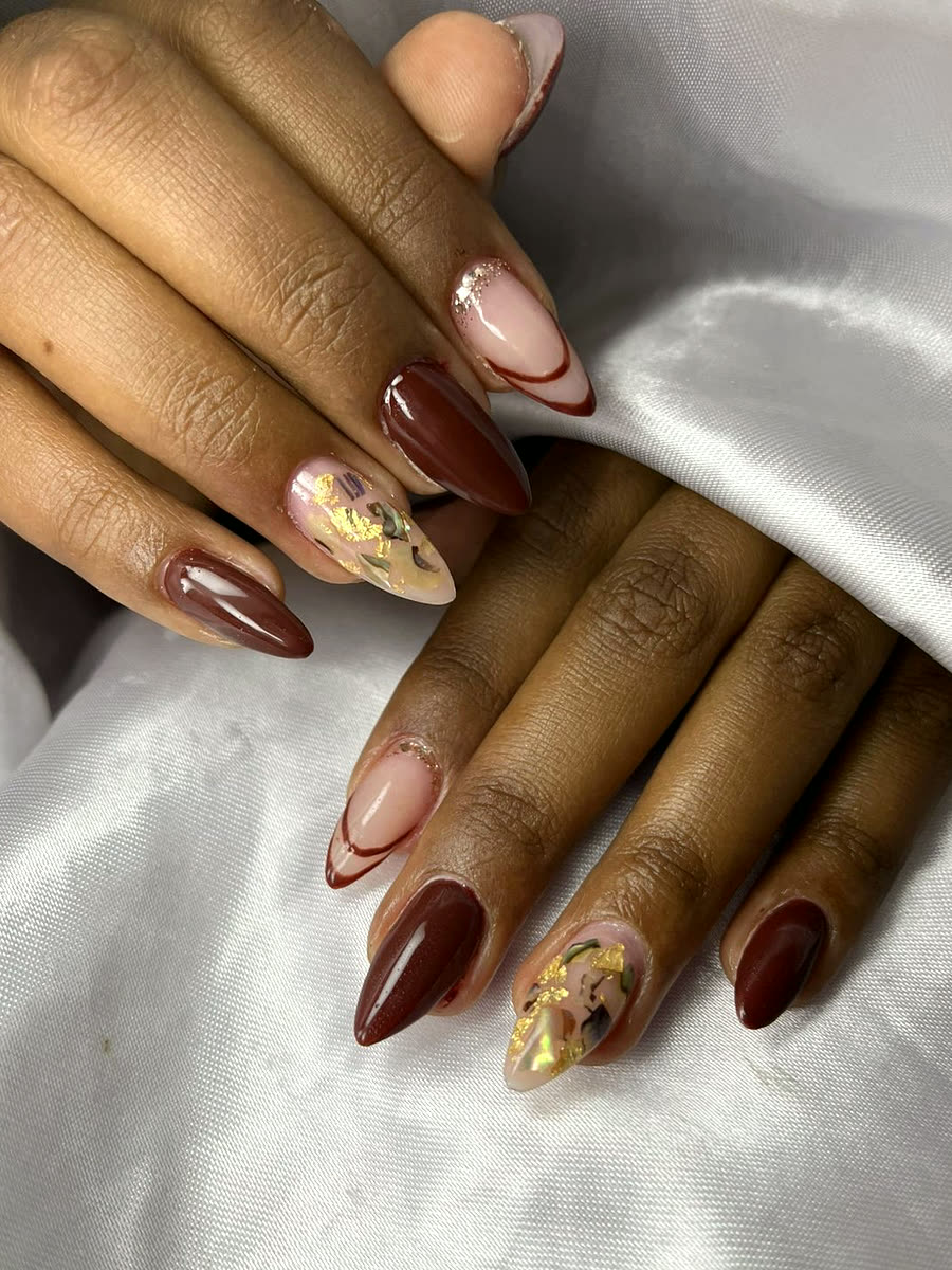 Unhas amendoadas marrom e nude com folha dourada